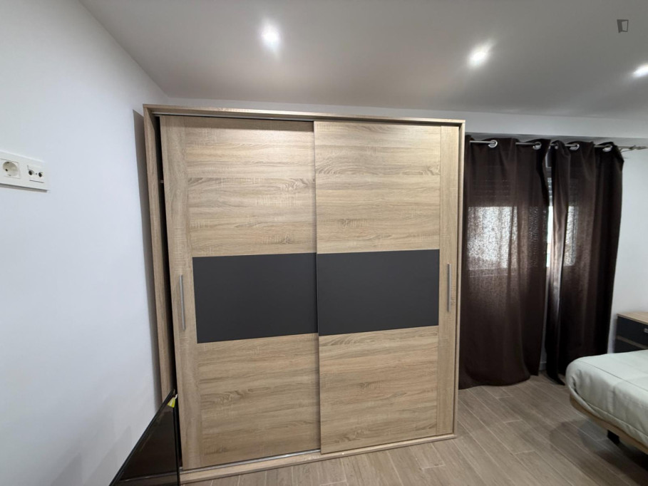 Shiny double bedroom close to the city center
