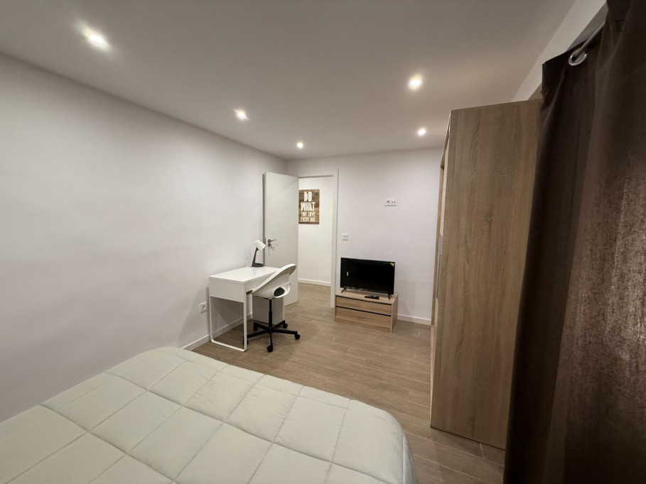 Shiny double bedroom close to the city center