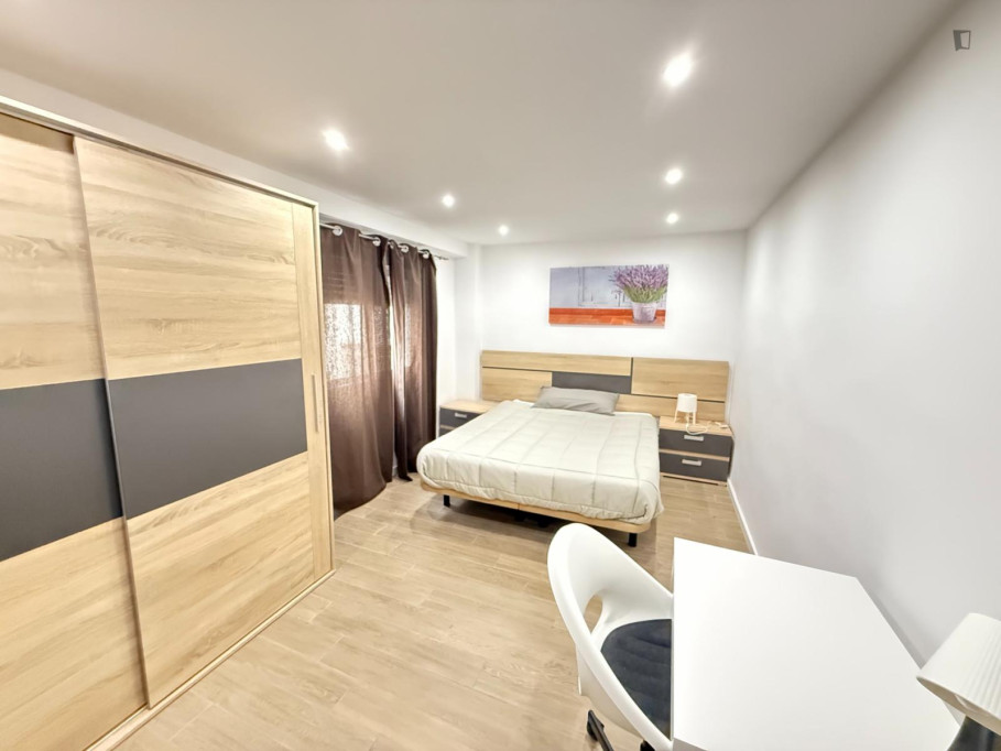 Shiny double bedroom close to the city center