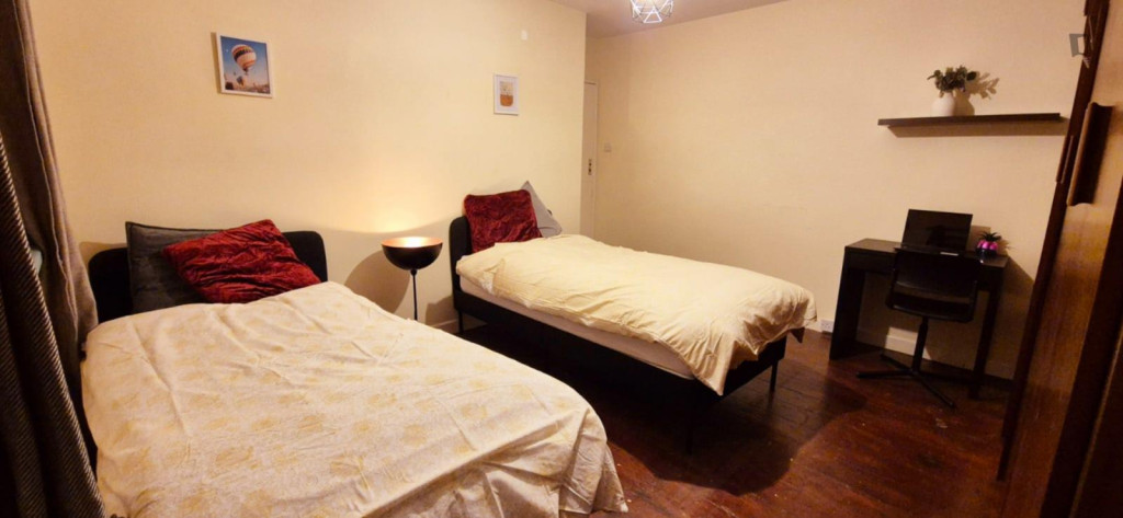 Bed in a pleasant twin bedroom, in Whitehall - Dublin - chambre - ImmoJeune