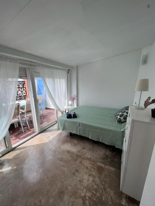 Large double bedroom with a balcony, in El Carmen - Valence - chambre - ImmoJeune