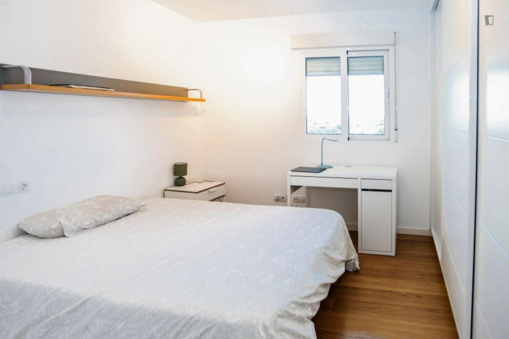 Very comfy double bedroom in Camí de Vera  - Valence - chambre - ImmoJeune