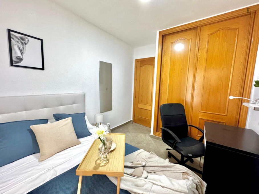 Interesting double bedroom in the Colina neighbourhood - Madrid - chambre - ImmoJeune