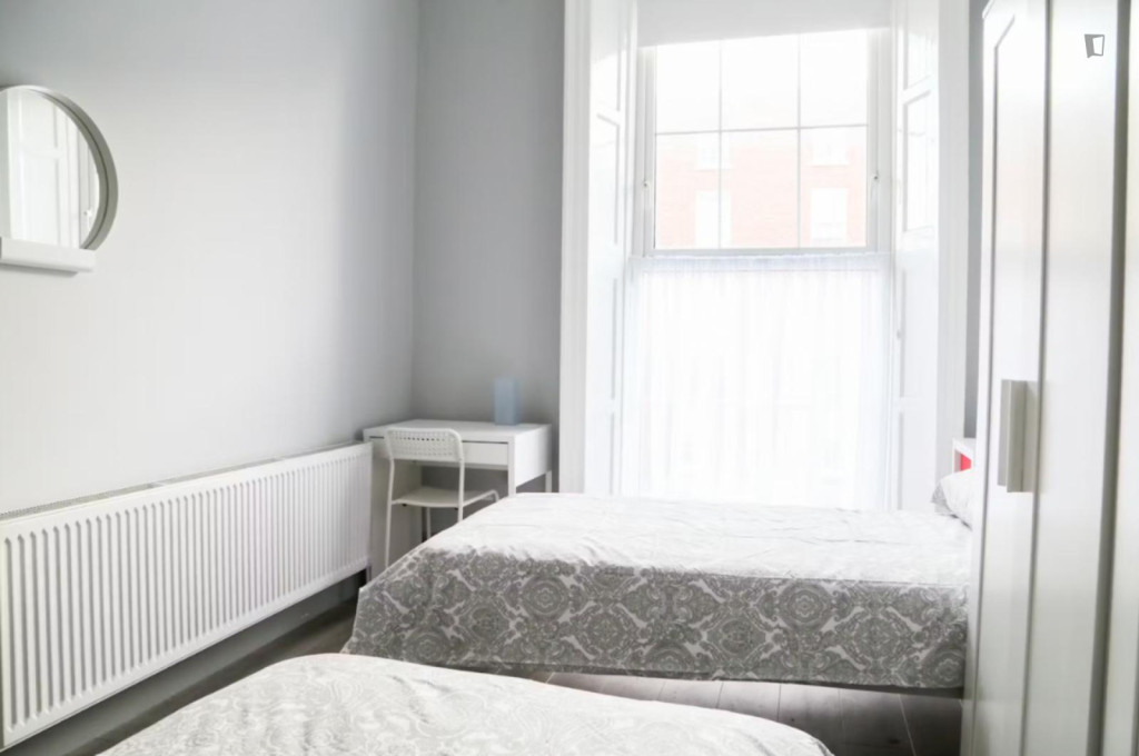 Bed ina luminous twin bedroom, in Broadstone - Dublin - chambre - ImmoJeune