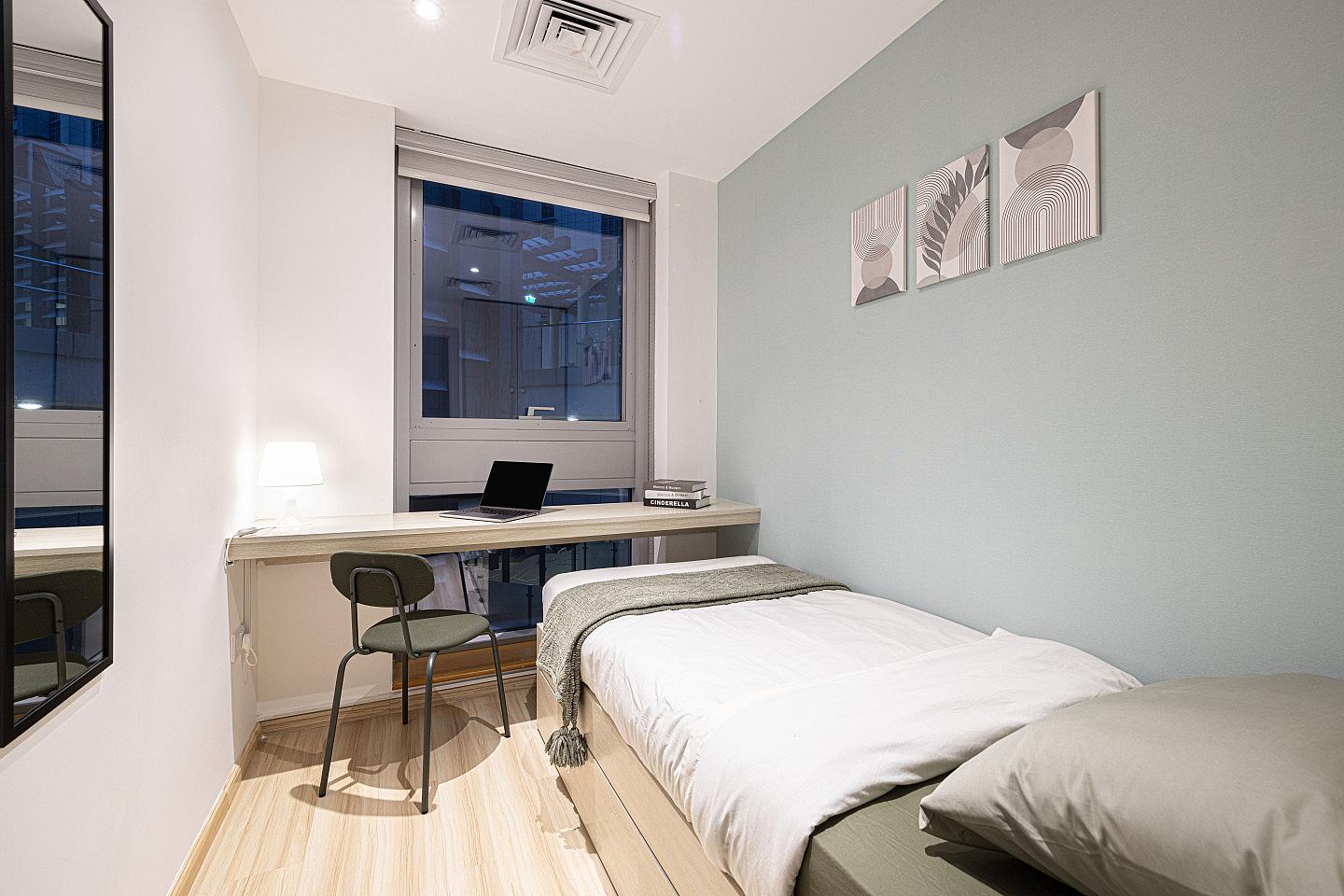 Vibrant Coliving Villa: Cozy Room, Netflix & Stunning Burj Views