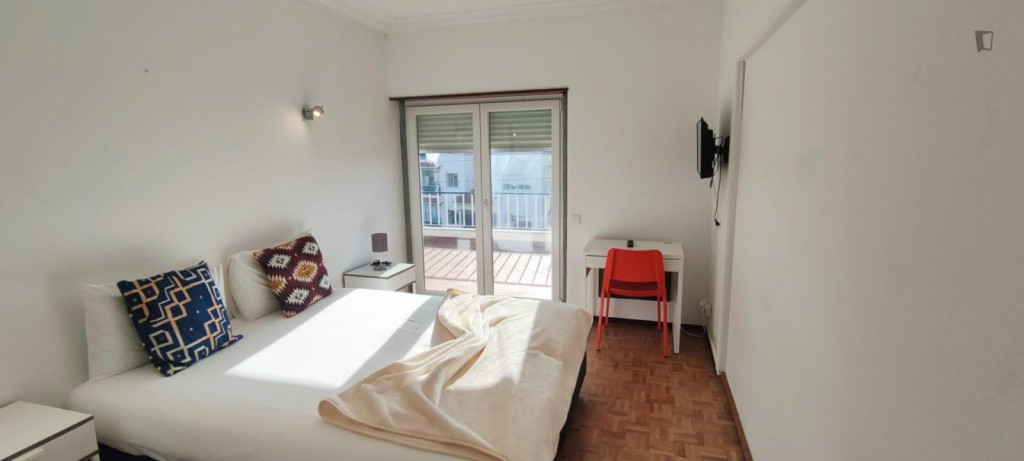 Shinning Double Bedroom with a balcony close to Parede Beach