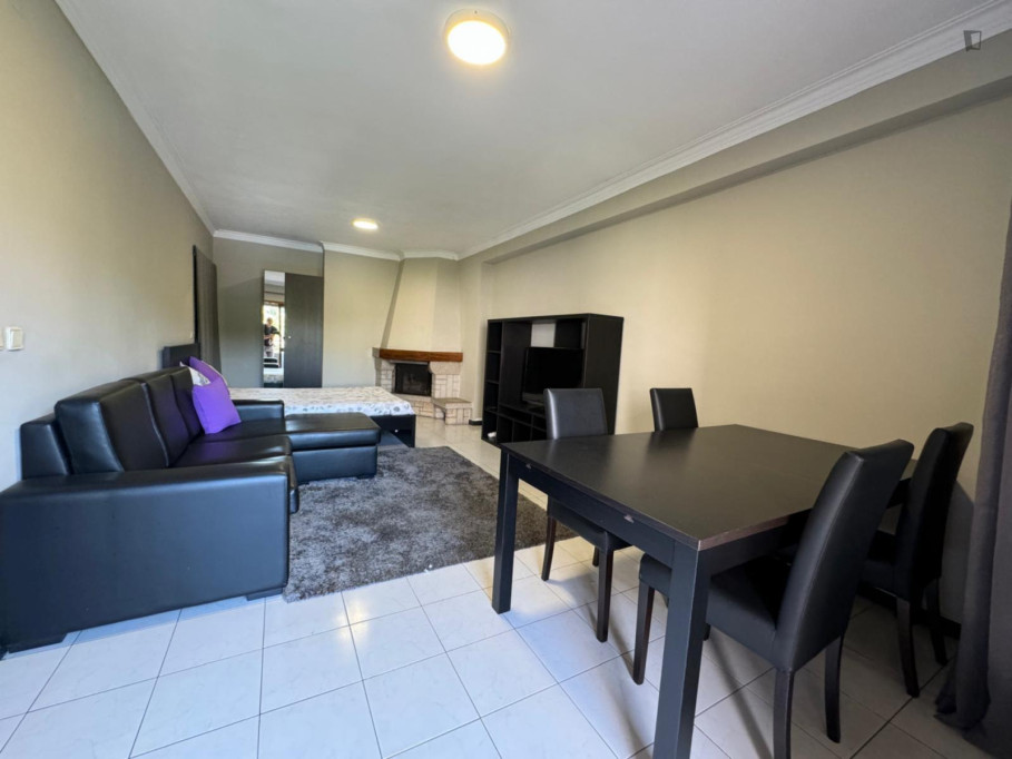 Extra large bedroom with private terrace and a wooden fire place - Braga - chambre - ImmoJeune