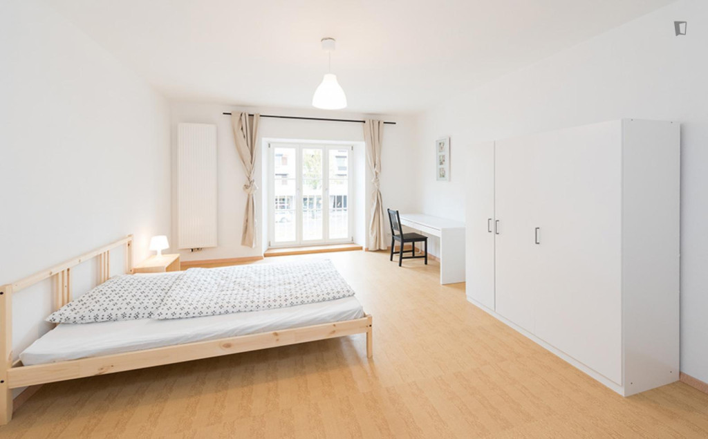 Double bedroom with a balcony, near the Freiheit metro - Munich - chambre - ImmoJeune