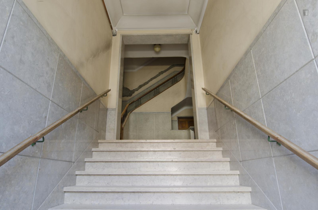 Charming single bedroom in busy Alvalade