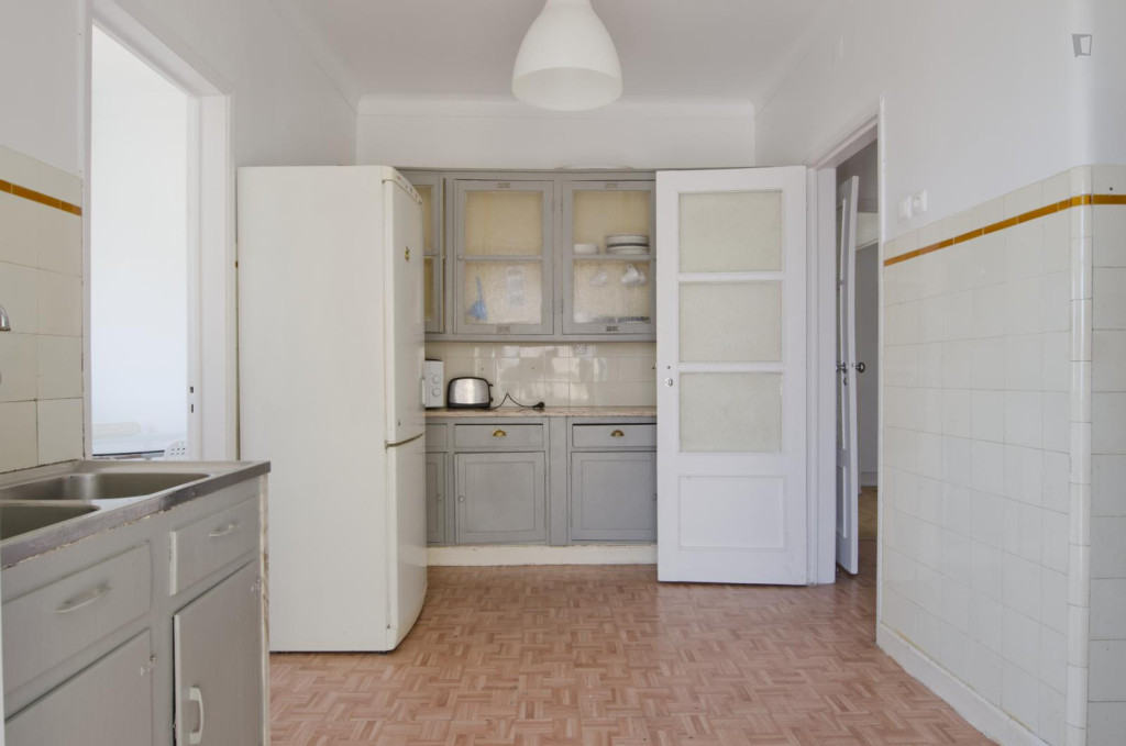 Charming single bedroom in busy Alvalade
