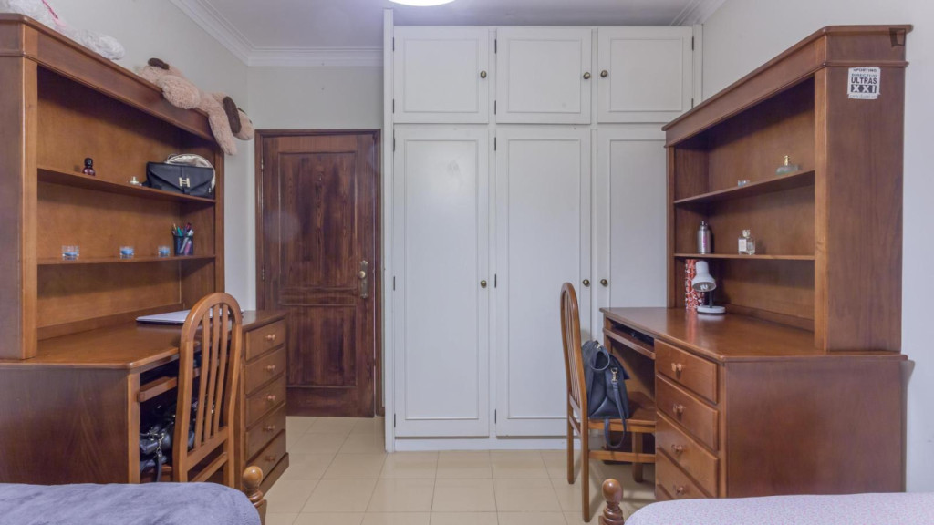 Snug twin bedroom with balcony in 4-room apartment near ISMAI