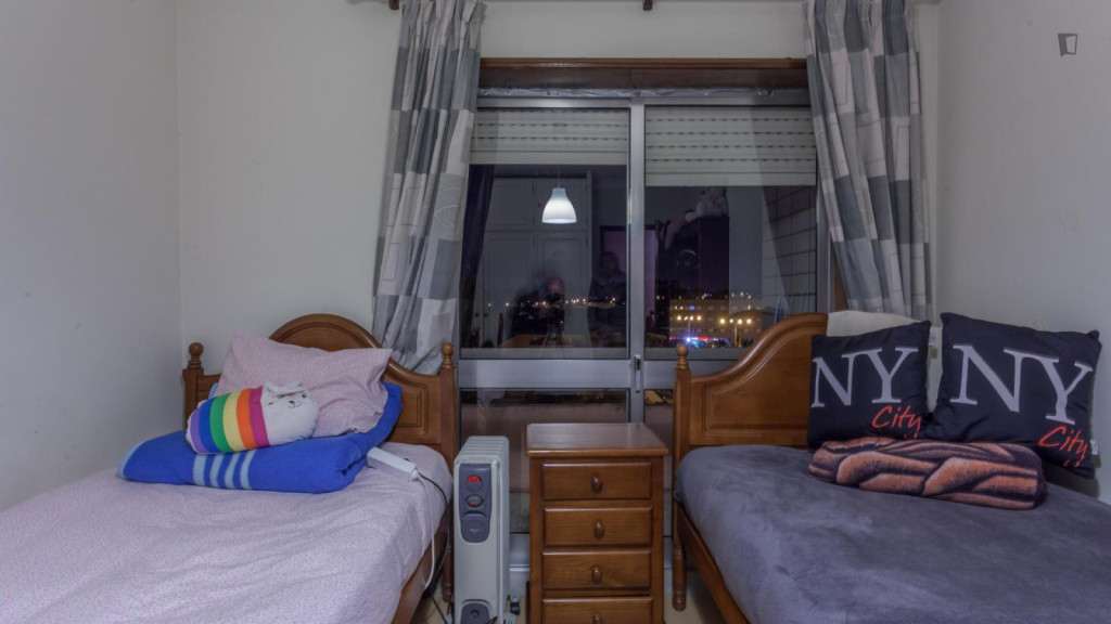 Snug twin bedroom with balcony in 4-room apartment near ISMAI