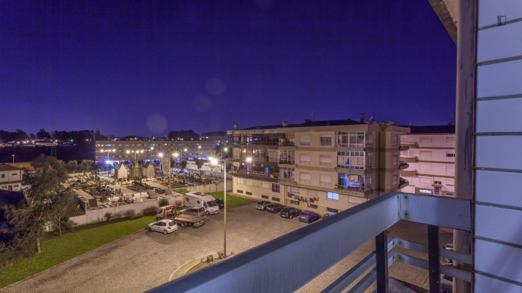 Snug twin bedroom with balcony in 4-room apartment near ISMAI