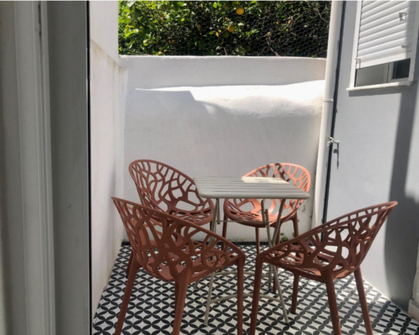 Adorable 2 Bedroom House with a terrace close to Sete Rios Train Station - Lisbonne - chambre - ImmoJeune