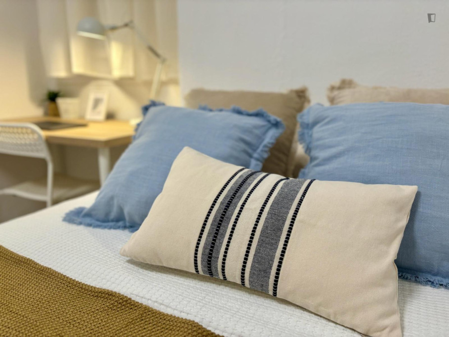 Spacious Premium Double Bedoom located 15-Minute Walk to City Centre - Malaga - chambre - ImmoJeune