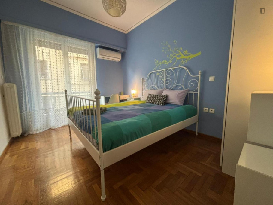Exciting Double Bedroom with a balcony close to Biktṓria Metro - Athens - chambre - ImmoJeune