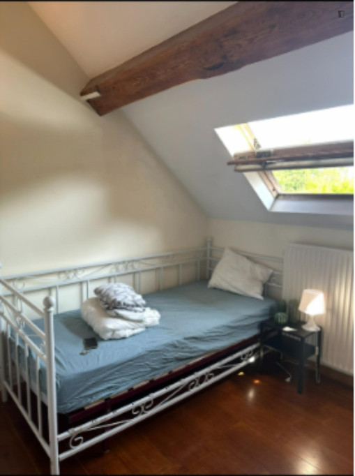 Cozy Single Bedroom close to Forest-Midi / Vorst-Zuid Train Station - Bruxelles - chambre - ImmoJeune