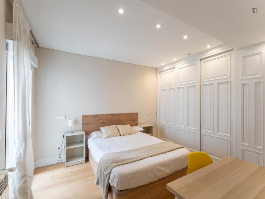 Neat double bedroom near Chueca metro station - Madrid - chambre - ImmoJeune