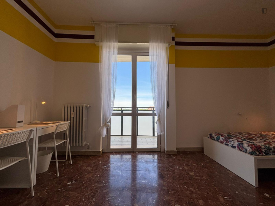 Bed in a bright triple bedroom in Cinisello Balsamo - Milan - chambre - ImmoJeune