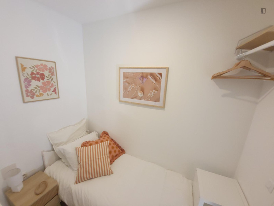Beautiful double bedroom in an 8-bedroom apartment