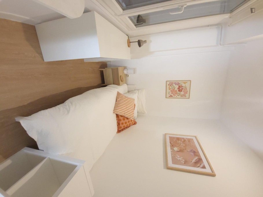 Beautiful double bedroom in an 8-bedroom apartment