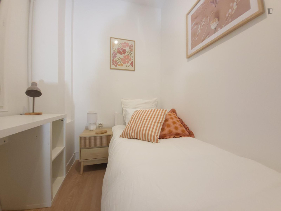 Beautiful double bedroom in an 8-bedroom apartment