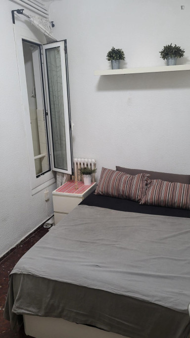 Comfortable double bedroom with share bathroom and internal window close to Rocafort metro station - Barcelone - chambre - ImmoJeune
