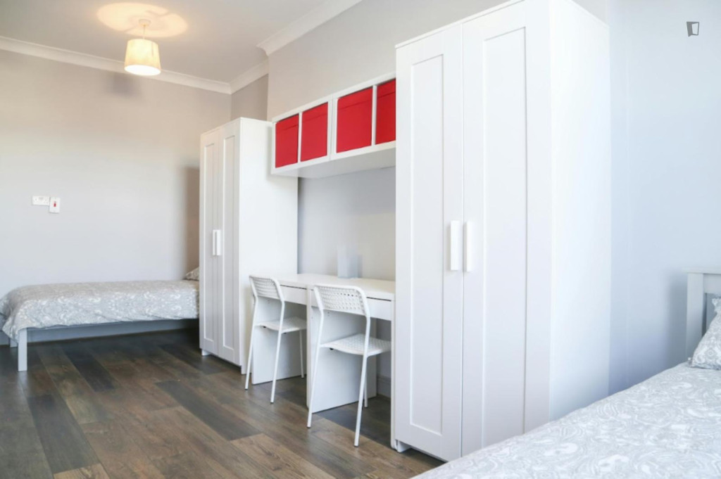 Bed in a bright triple bedroom, in Broadstone - Dublin - chambre - ImmoJeune