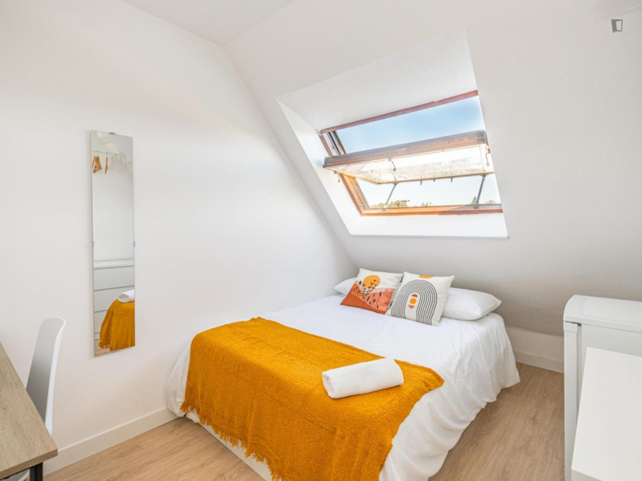 Alluring double bedroom in well-connected Casa de Campo - Madrid - chambre - ImmoJeune