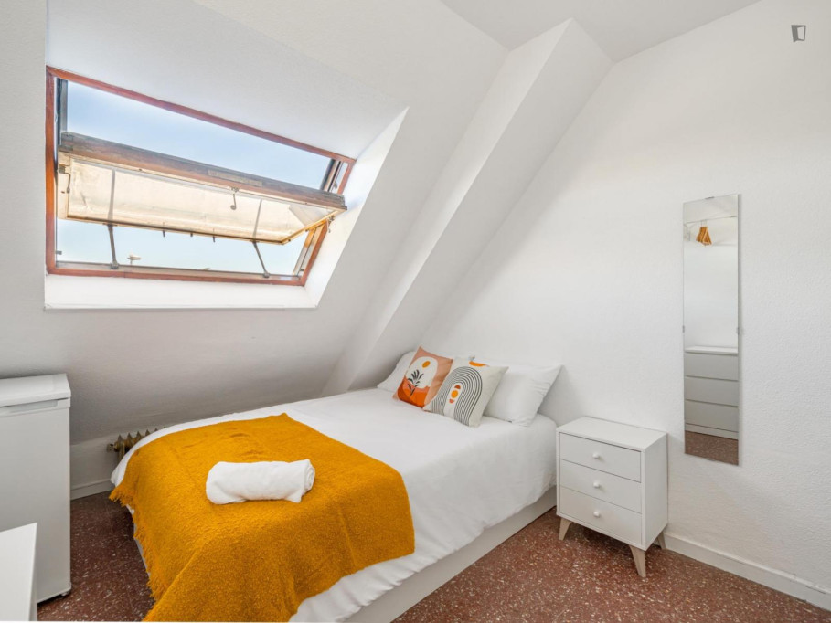 Snug double bedroom in Parque del Oeste - Madrid - chambre - ImmoJeune