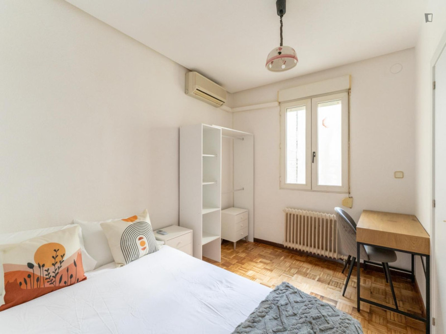 Cosy double bedroom near Iglesia metro station - Madrid - chambre - ImmoJeune