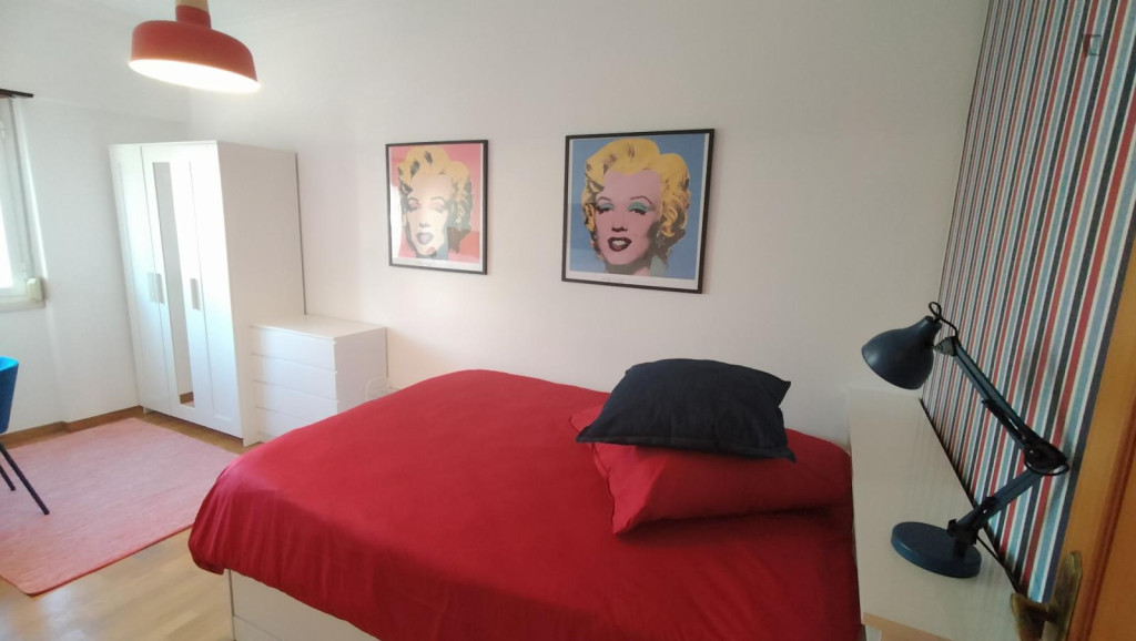 DPEDRX5 - Spacious room, large bed, dresser, desk,wardrobe, smart TV - Lisbonne - chambre - ImmoJeune