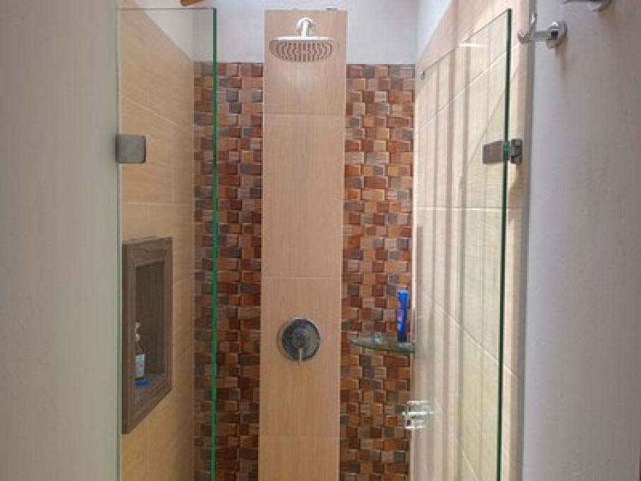 Master bedroom/private bath&floor