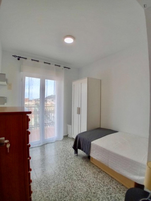 Inviting single bedroom with a balcony, in Pla del Bon Repòs - Alicante - chambre - ImmoJeune