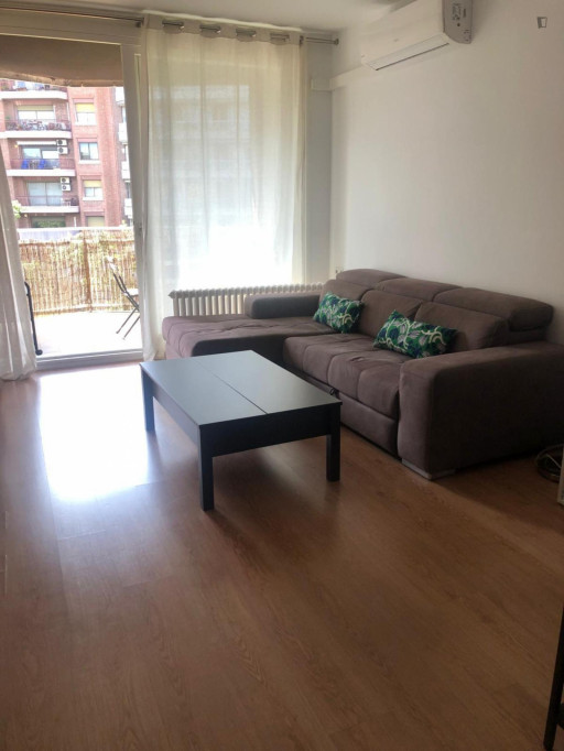 Wonderful 3-bedroom apartment with balcony steps away from Paseo de Gracia and Sagrada Família - Barcelone - chambre - ImmoJeune