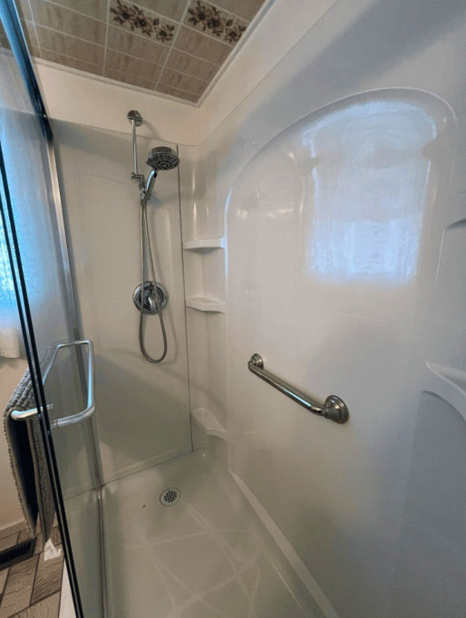 Vibrant Lovely House w/ Backyard near Bobolink Park and Fraserview Clubhouse