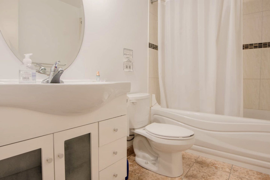 Spacious Comfortable House w/ Backyard near VanDusen Botanical Garden