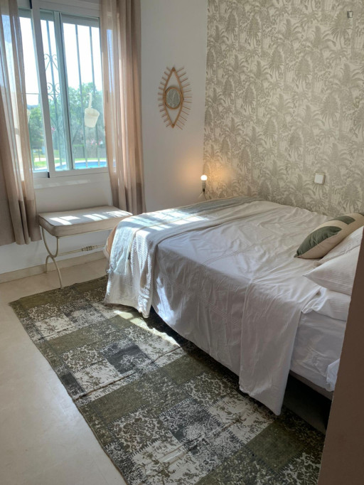 Double bedroom with private bathroom and views of the pool - Marbella - chambre - ImmoJeune