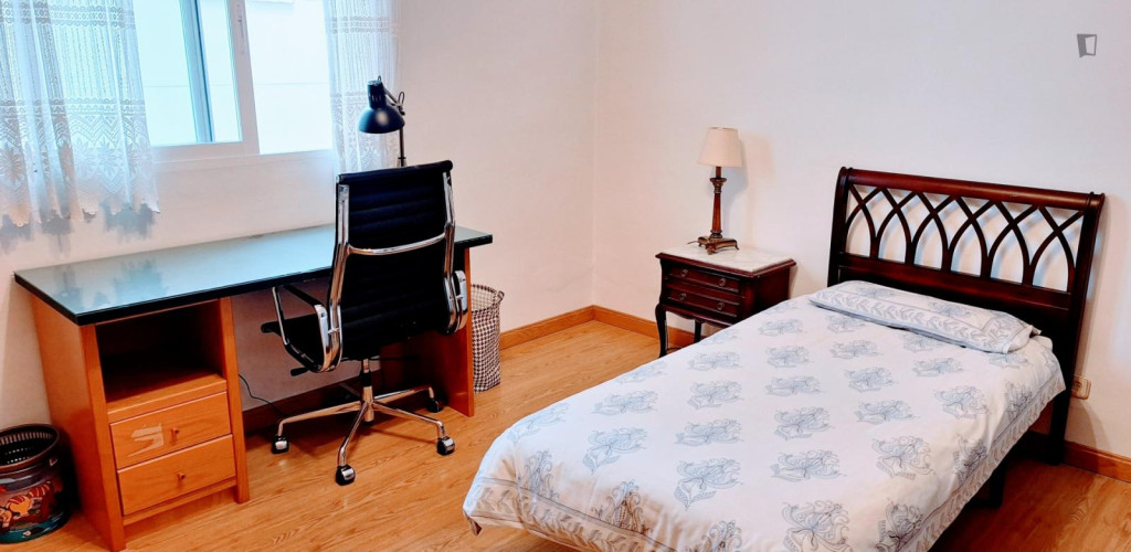 Comfortable single bedroom in fully furnished apartment close to Ríos Rosas metro station - Madrid - chambre - ImmoJeune