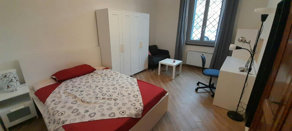Spacious bedroom in a 7-bedroom flat in Novoli - Florence - chambre - ImmoJeune