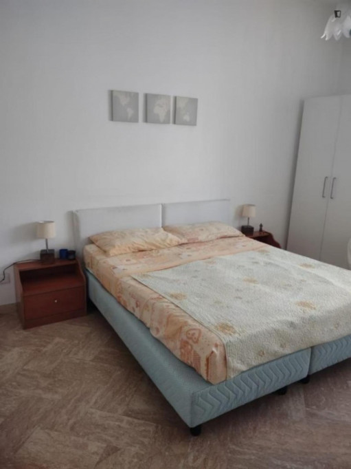 Double bedroom, with balcony, in 3-bedroom apartment - Bari - chambre - ImmoJeune