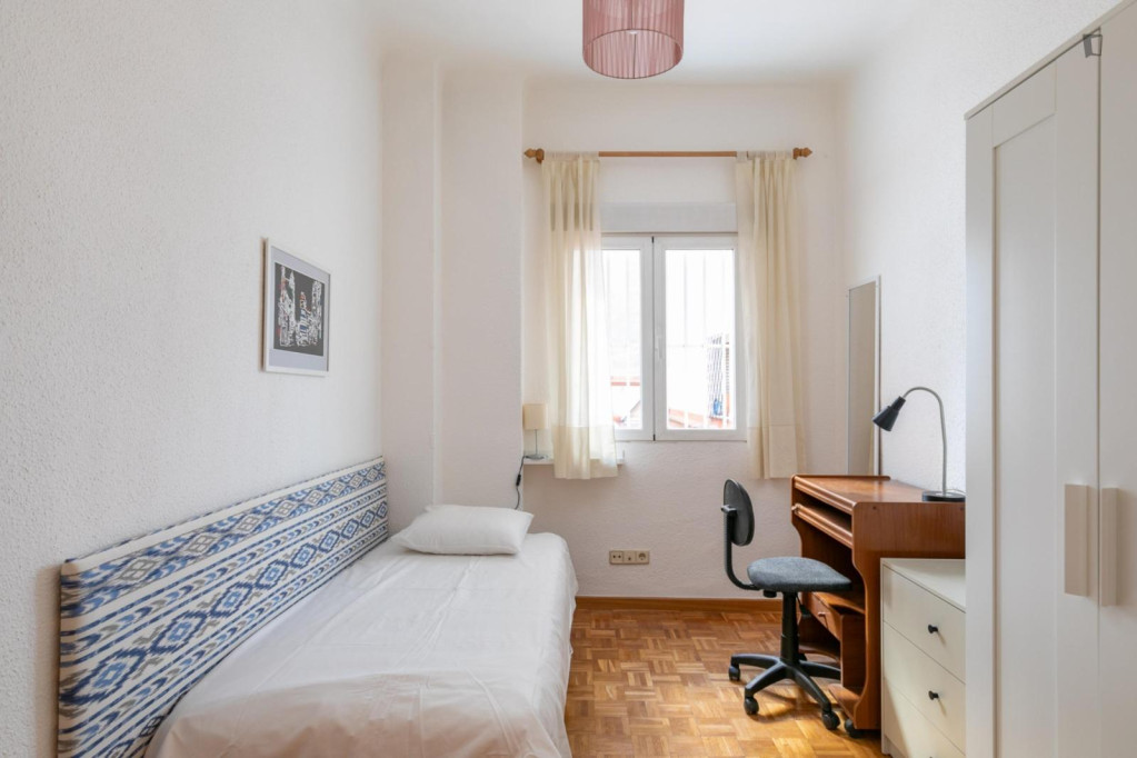 Comfortable single bedroom close to Atocha train and metro station - Madrid - chambre - ImmoJeune