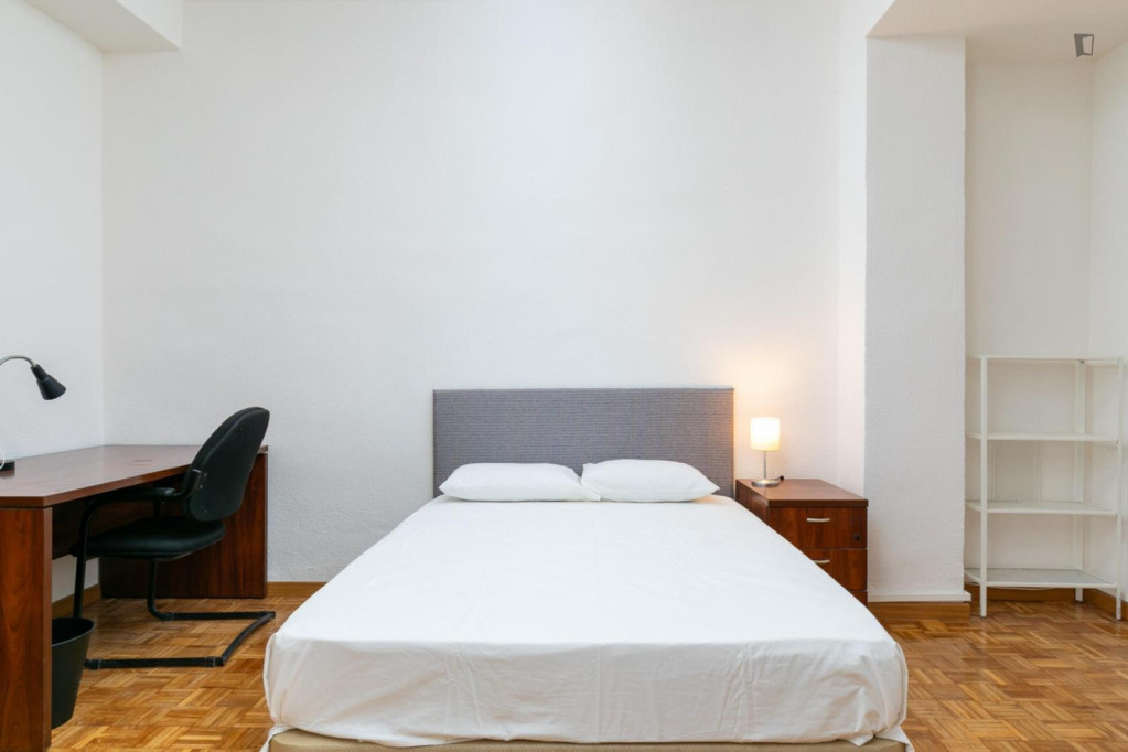Beautiful double bedroom in central Madrid, close to Palos de la Frontera metro station - Madrid - chambre - ImmoJeune