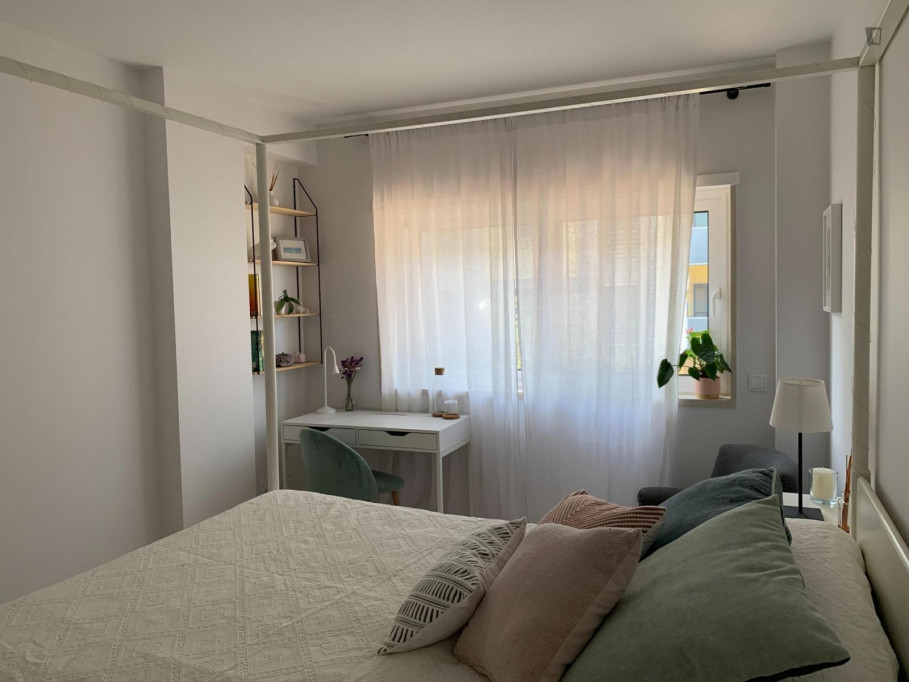 Vibrant Double Bedroom with a private bathroom close to Freeport Fashion Outlet