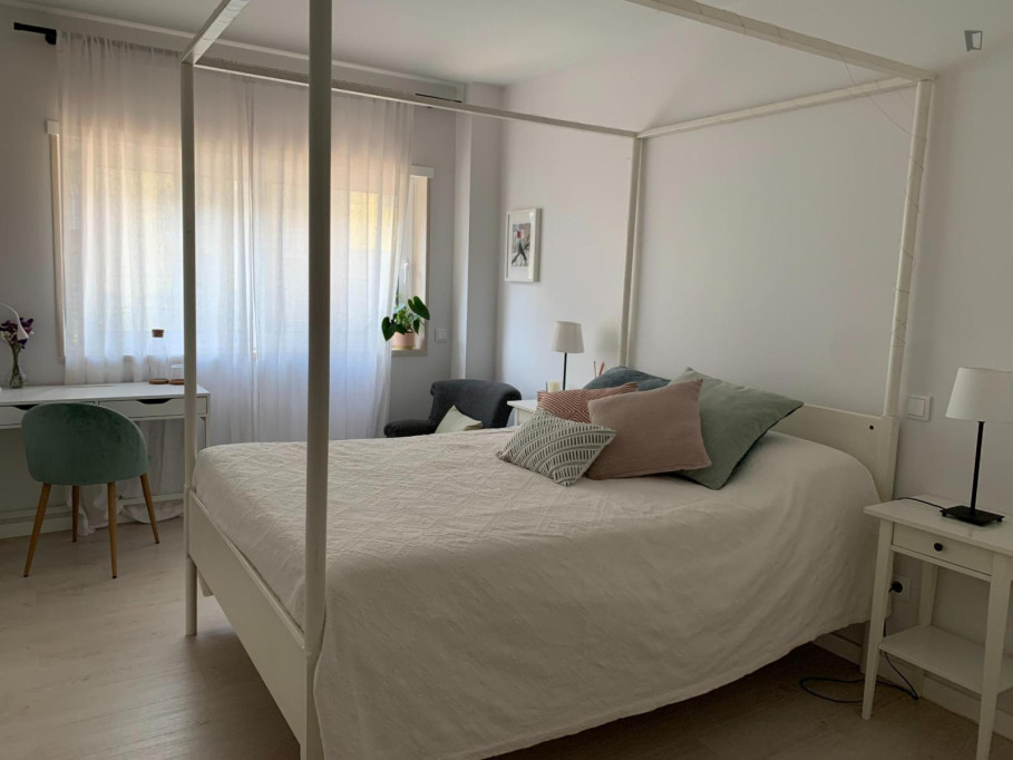 Vibrant Double Bedroom with a private bathroom close to Freeport Fashion Outlet