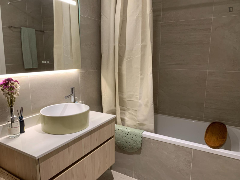 Vibrant Double Bedroom with a private bathroom close to Freeport Fashion Outlet