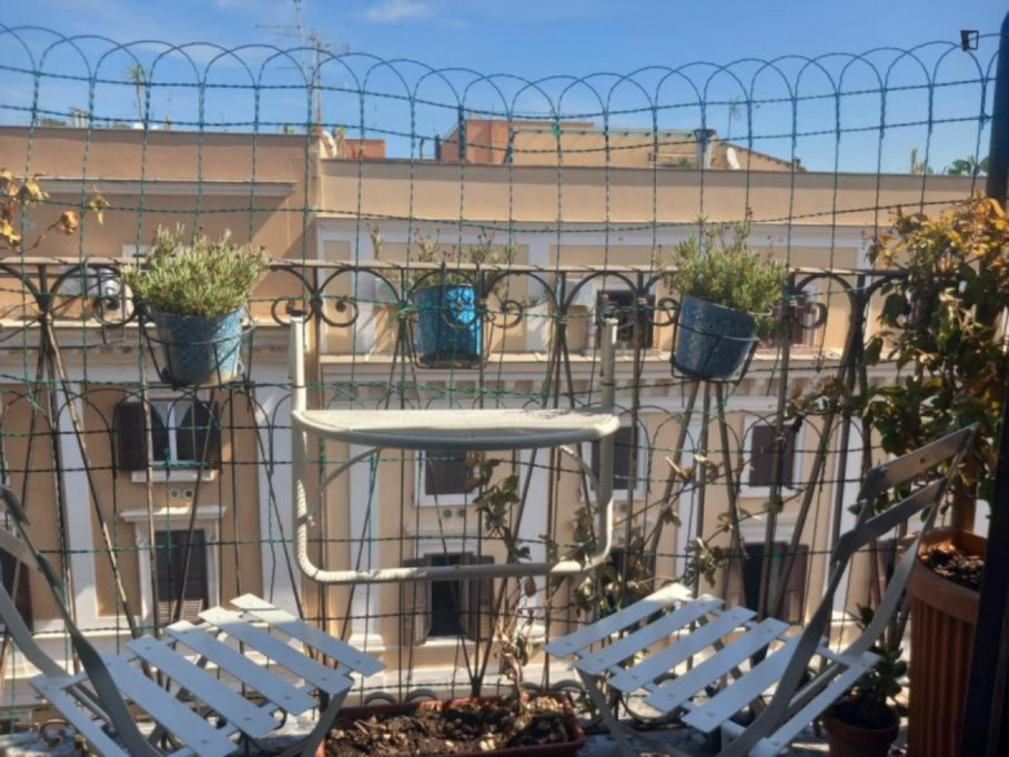 Sunny studio indipendent with bath, kitchen, balcony 10 min.Colosseo. Old style - Rome - chambre - ImmoJeune