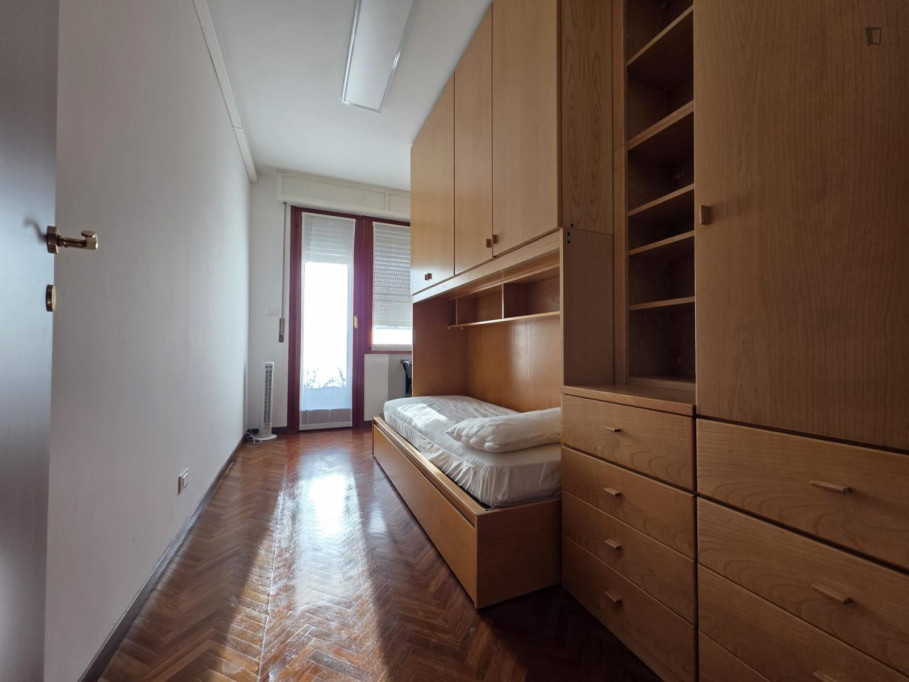 Very snug single bedroom near the Bivio S.Vitale train station - Bologne - chambre - ImmoJeune