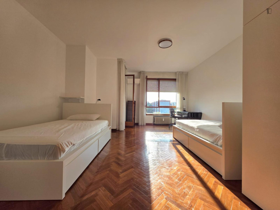 Bed in a pleasant twin bedroom, near the Bivio S.Vitale train station - Bologne - chambre - ImmoJeune