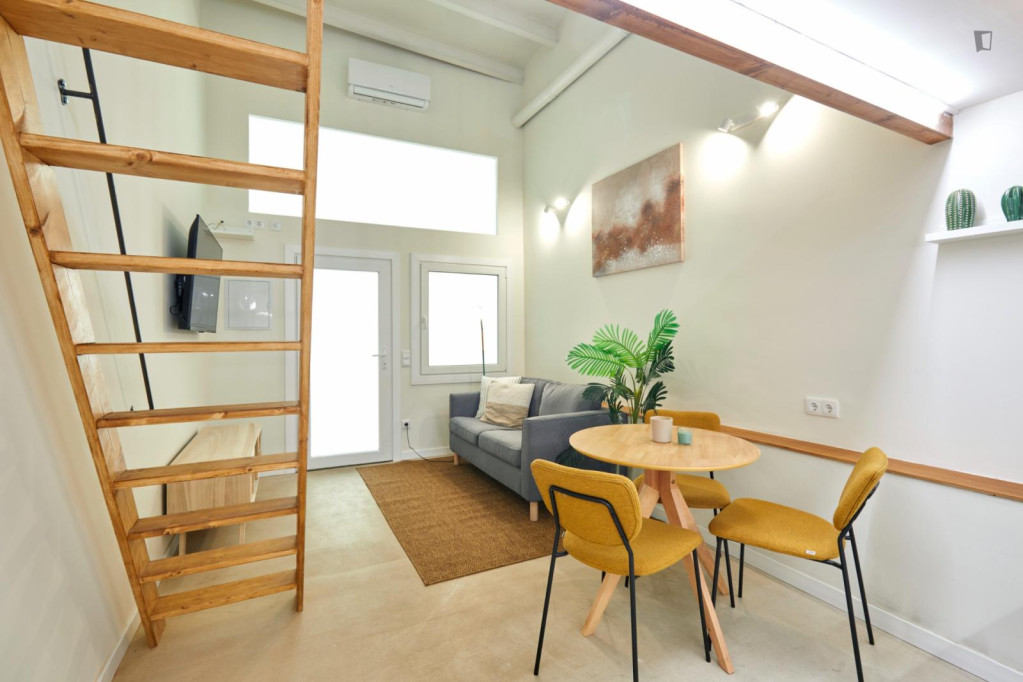 Welcoming 1-bedroom mezzanine apartment in El Raval - Barcelone - chambre - ImmoJeune